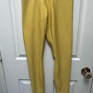 Alo woman’s yoga pants.  Matching cropped top also available